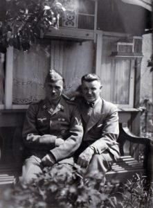 Franz mit unbekanntem Wehrmachtsoldat in den 40er Jahren.